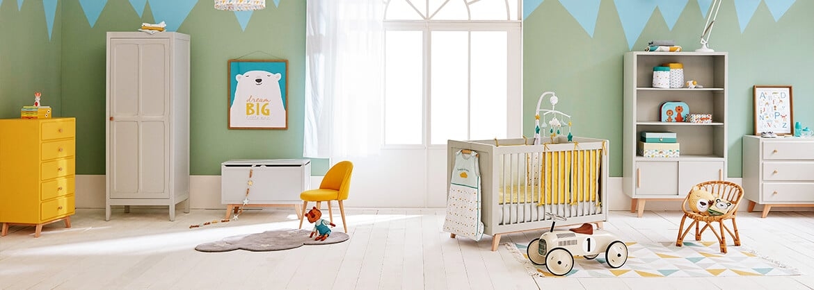 Buntes Babyzimmer mit Erstausstattung