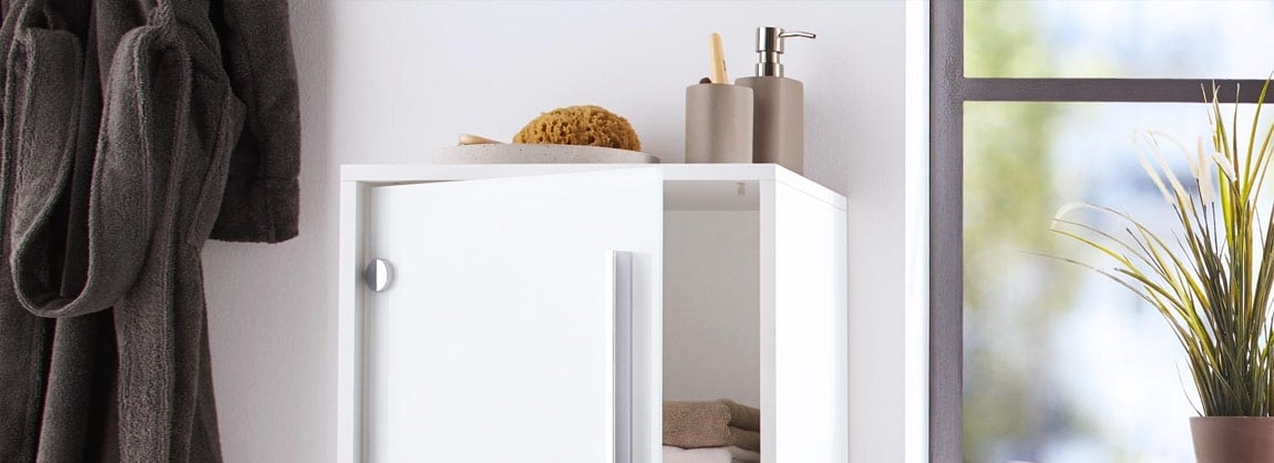 Weißer Badschrank mit Deko