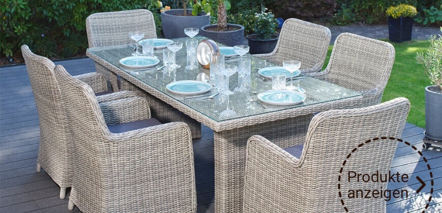 Gartentisch aus Polyrattan mit Glasplatte und Stühlen
