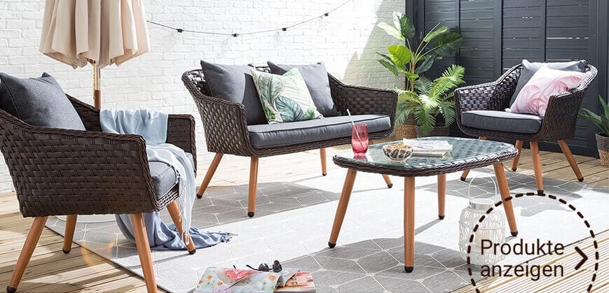 Loungeset aus braunem Polyrattan mit Sofa, Sesseln und Tisch