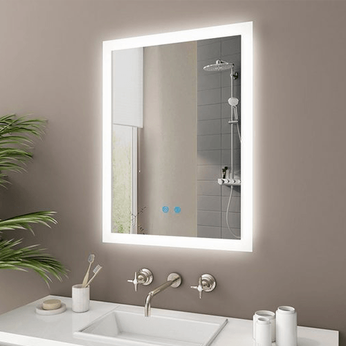 Eine moderne, fugenlose Wand mit Spiegel im Badezimmer.