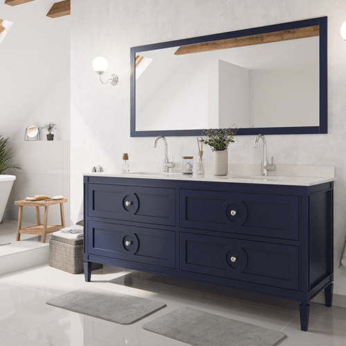 Ein fugenloses Badezimmer mit einen marineblauen Doppelaschbecken.