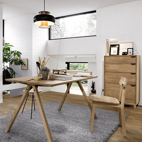 Nachhaltiger Schreibtisch mit Stuhl und Kommode