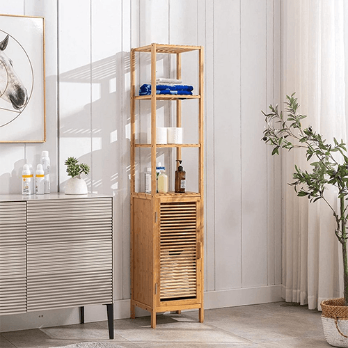 Ein helles Badezimmer mit einer Holzkommode, Holzregal und einer weißen Wand aus Holz.