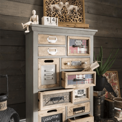 Ein Schrank aus Holz mit vielen unterschiedlichen Schubladen.