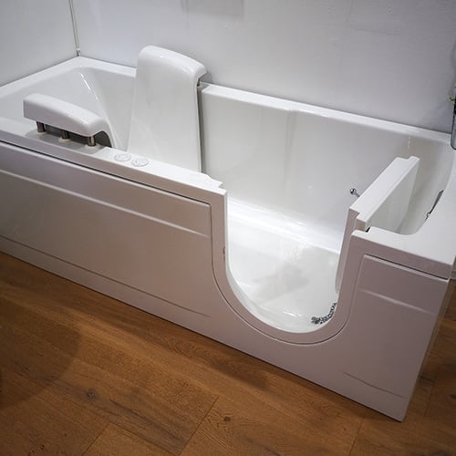 Es ist eine Dusche mit Deckenbeleuchtung abgebildet.