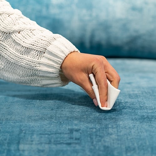 Ein organisch geschwungener Couchtisch mit schwarzer Tischplatte und Lamellen aus hellem Holz