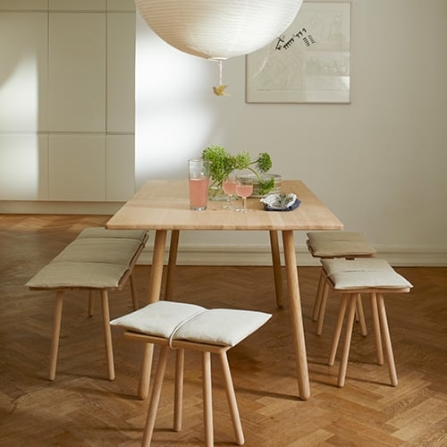 Ein Couchtisch im Industrial-Look mit Rädern aus Metall statt Beinen