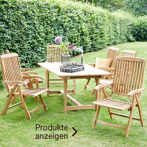 Gartenmöbel aus Holz mit Tisch und Stühlen