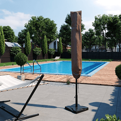 Ein Sonnenschirm in einer Schutzhülle verstaut steht an einem Pool
