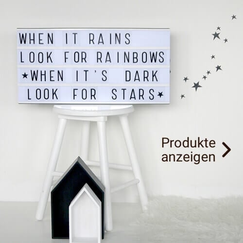 weißer Leuchtkasten mit schwarzem Spruch