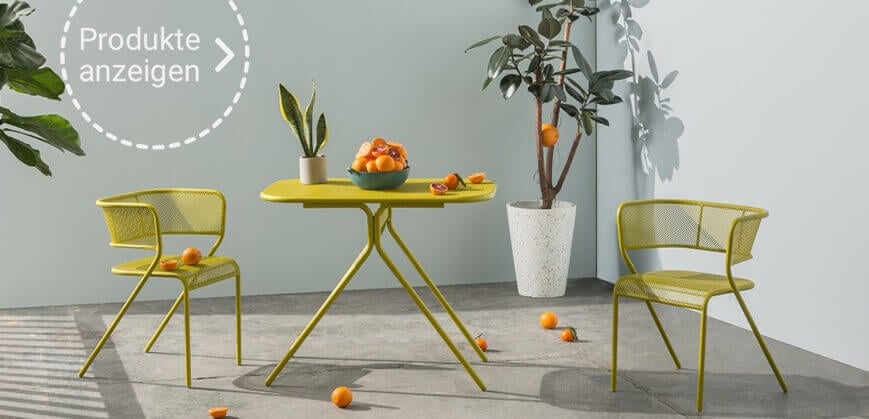 Grünes Gartenset mit einem Tisch und zwei Stühlen 