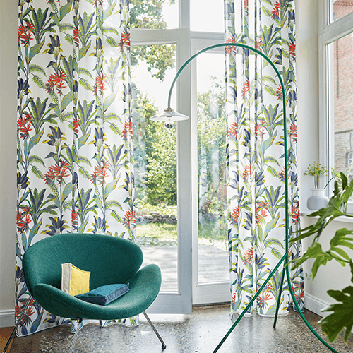 Gardine mit Pflanzenmuster in einem grünlichen interior