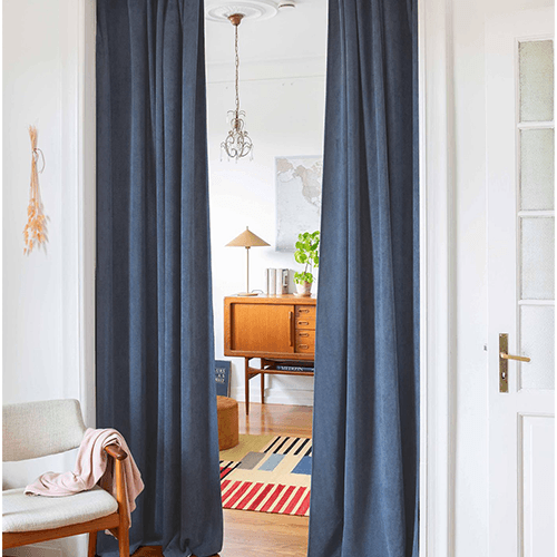 Blaue Vorhänge in einem schlichten interior