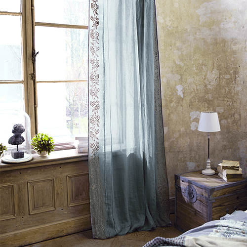 Transparente Gardine in einem Schlafzimmer