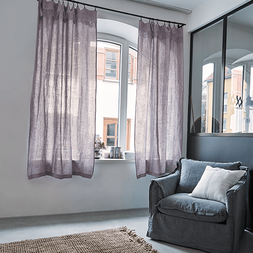 Eine Gardine an einem Fenster mit etwas dunklerem interior