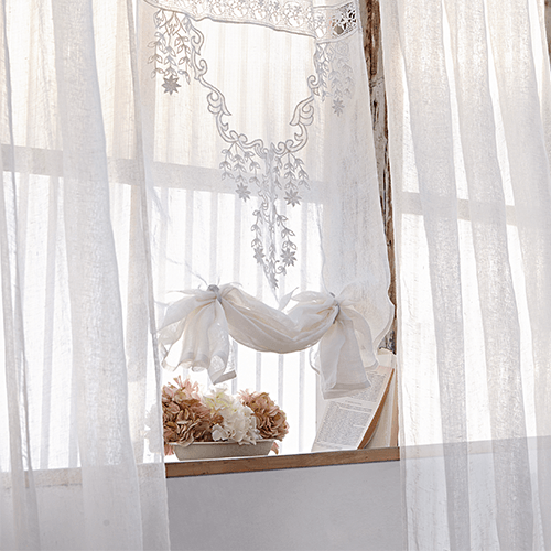 weiß-transparente Gardine an einem Fenster
