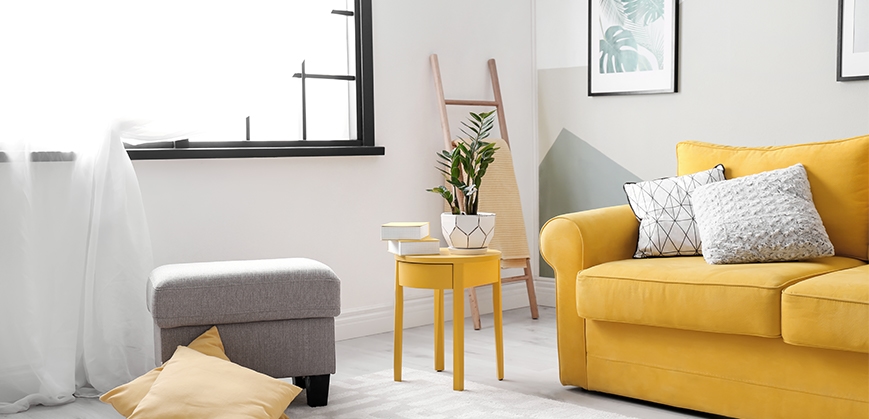 Gelbes Sofa mit weißen Kissen