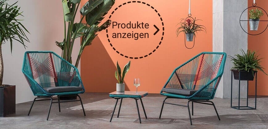 Loungeset aus Kunststoff mit Sesseln und einem kleinen Tisch