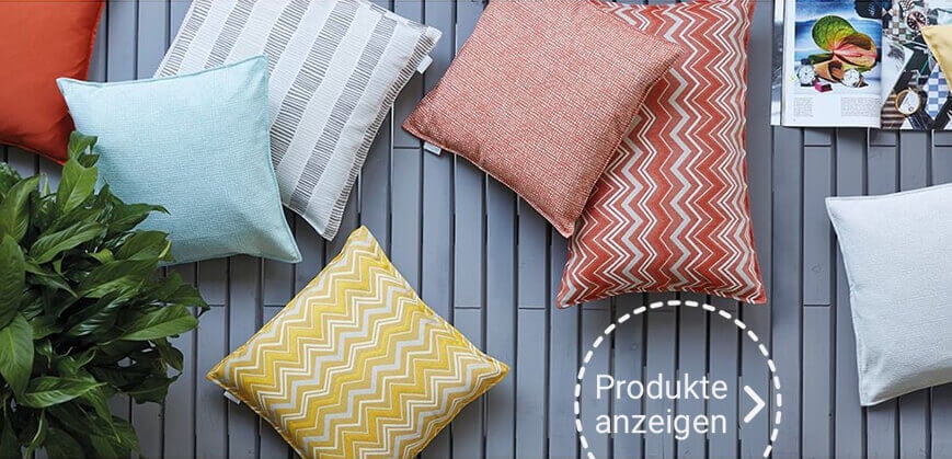 Mehrere bunte Outdoor Polster mit verschiedenen Mustern