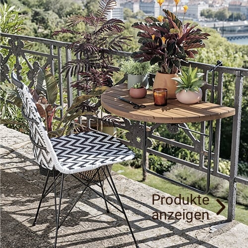 schwarz-weißer Stuhl mit Tisch für den Balkon