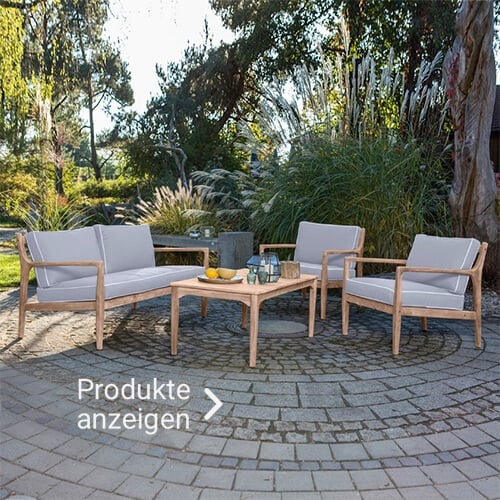 Gartenlounge aus Holz mit grauen Polstern