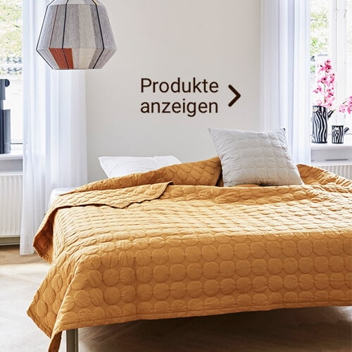 Bett im Skandi Stil mit gelber Decke