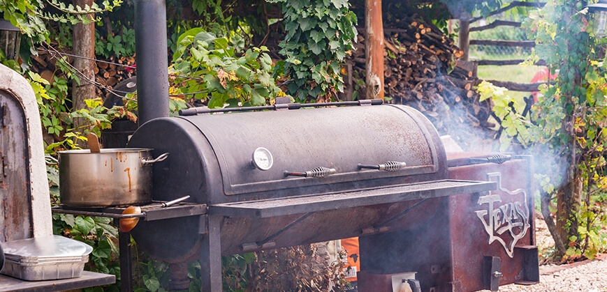 Schwarzer Smoker im Garten