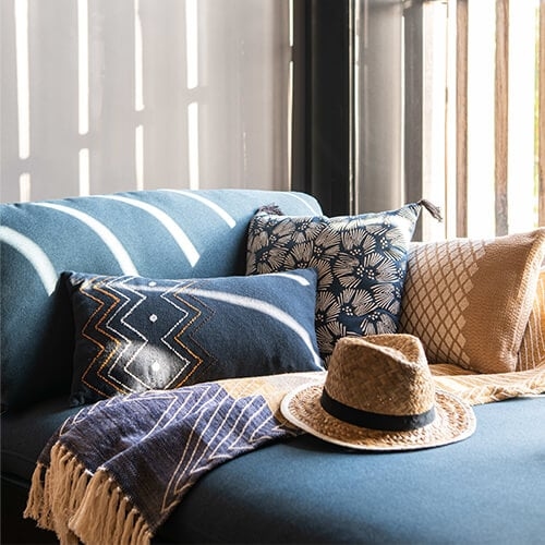 Mediterranes blaues Sofa mit Kissen und Decke