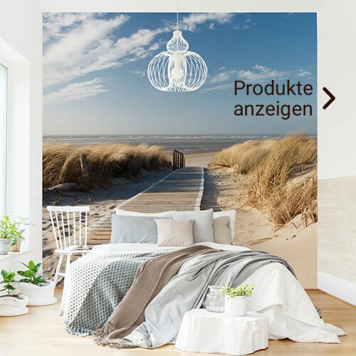 Gemütliches Bett mit einer Fototapete vom Ostsee Strand 