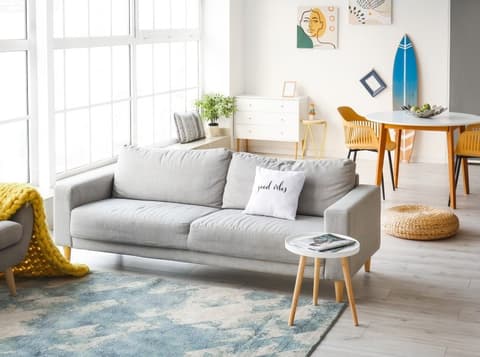 Ferienwohnung mit grauem Sofa