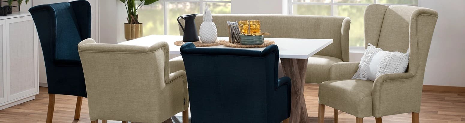 Holzesstisch mit Polsterstühlen in dunkelblau und beige