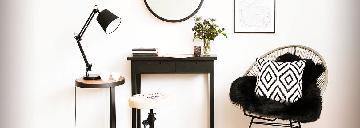 Kleiner Konsolenschreibtisch mit schwarzen Accessoires