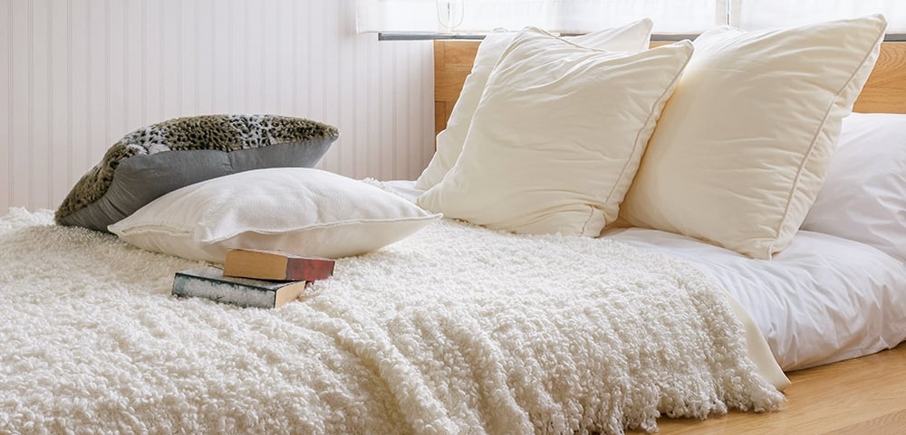 Gemütliches Bett mit Kissen