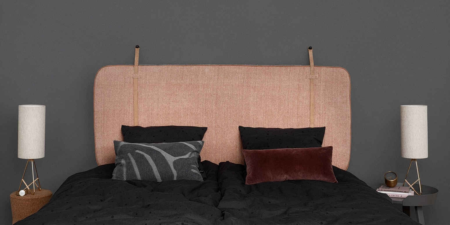 ein Bett mit matter Bettwäsche
