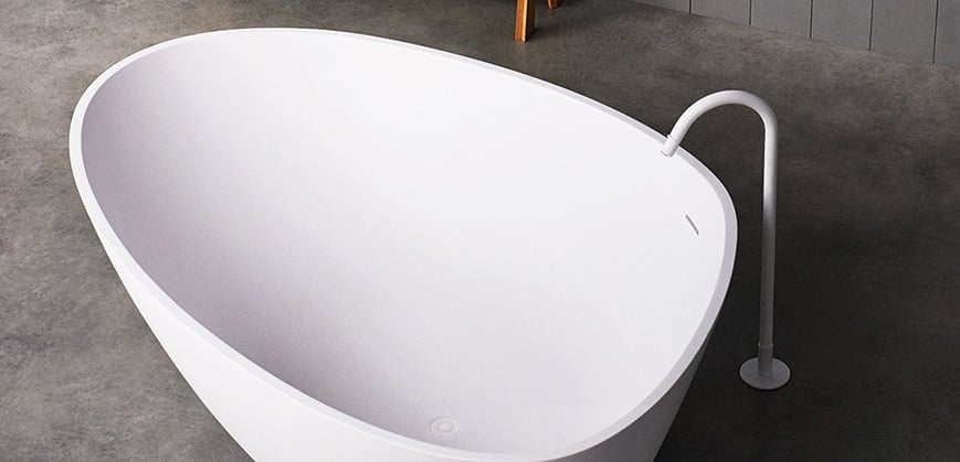 Badewanne freistehend mit versteckten Rohren