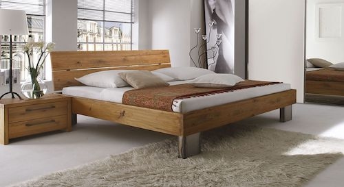 Rustikales Doppelbett aus Massivholz