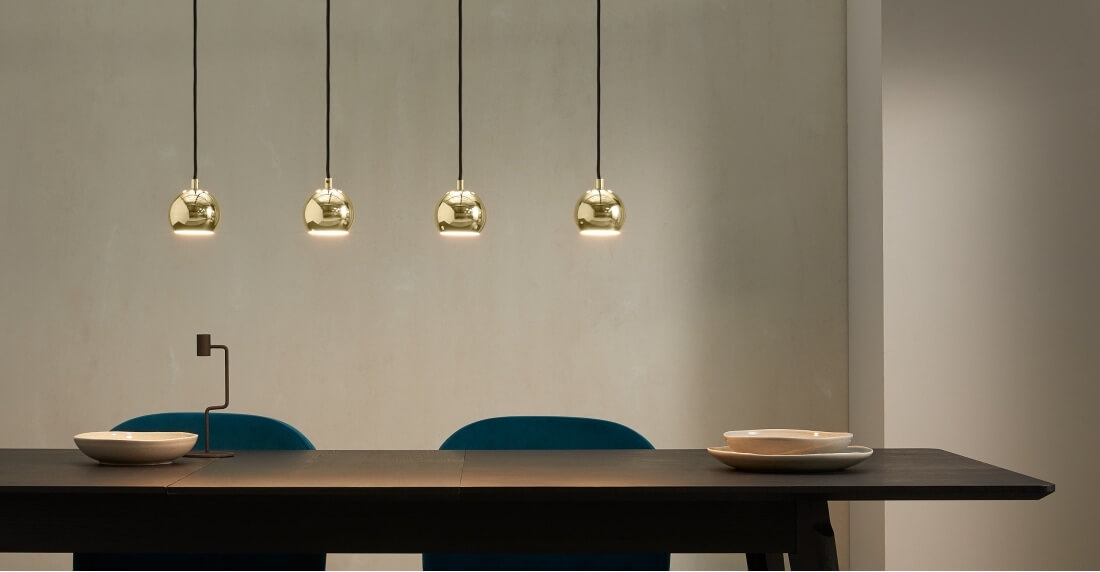 goldene schlichte Pendelleuchte mit Esstisch