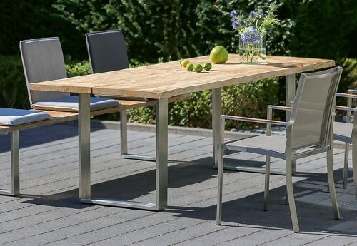 Gartentisch aus Holz mit Metallfüßen und Stühlen