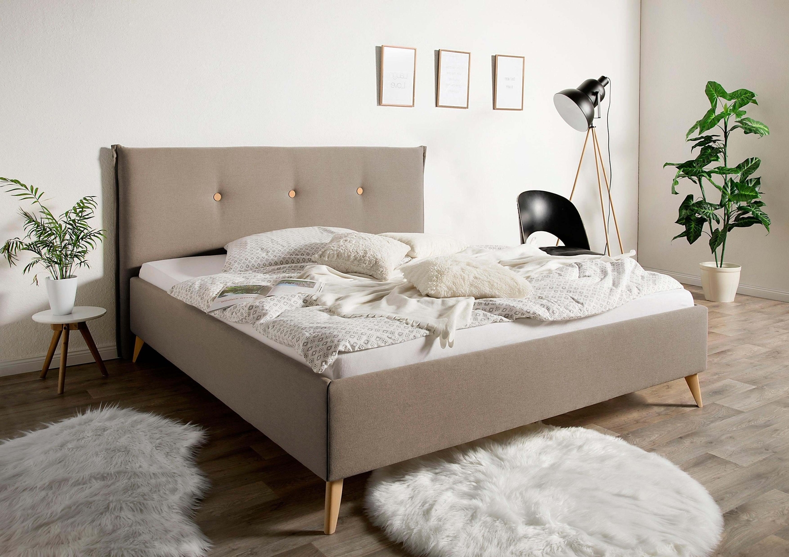 beiges Polsterbett im Skandi-Stil