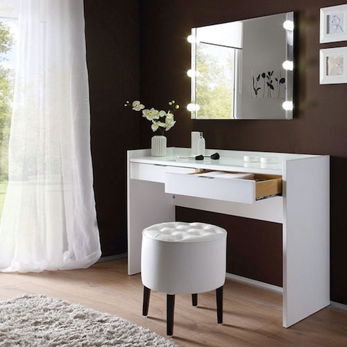 Weißer Schminktisch mit Schubladen, beleuchtetem Spiegel und Polsterhocker