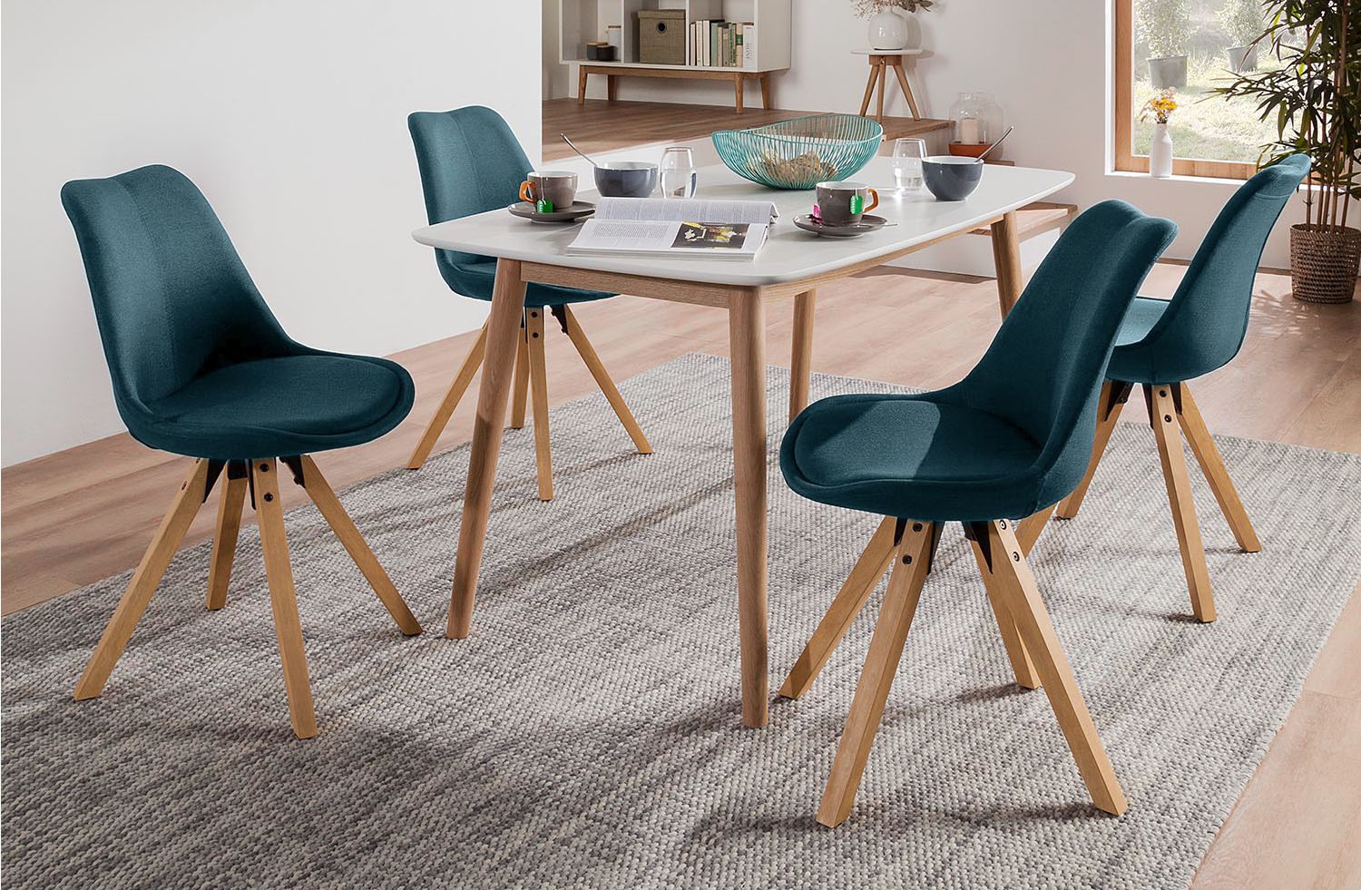 Petrolfarbene Esszimmerstühle im Skandi Stil