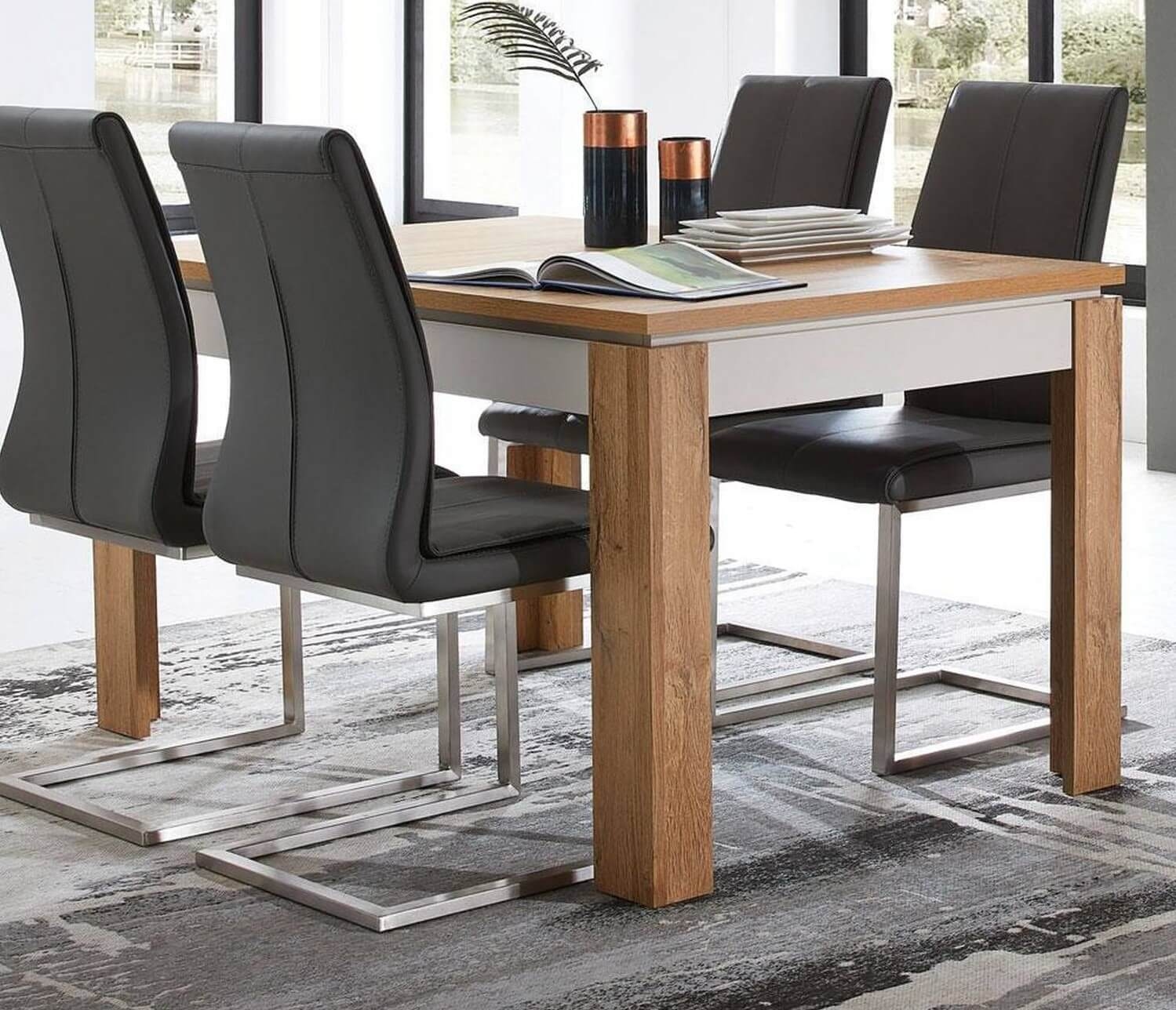 Ausziehbarer Esstisch aus Holz mit Stühlen