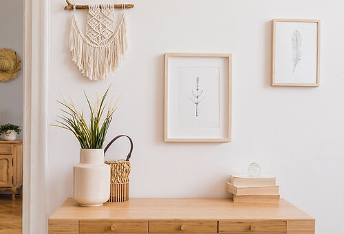 Wanddeko aus beigefarbenem Makramee und Wandbildern