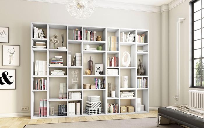 Großes Regal in weiß mit vielen Fächern