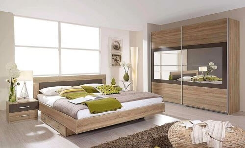 Schlafzimmerserie aus hellem Holz