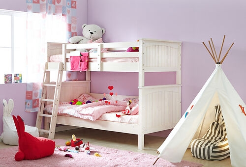 Rosa Kinderzimmer mit Kinderhochbett und Spielzelt