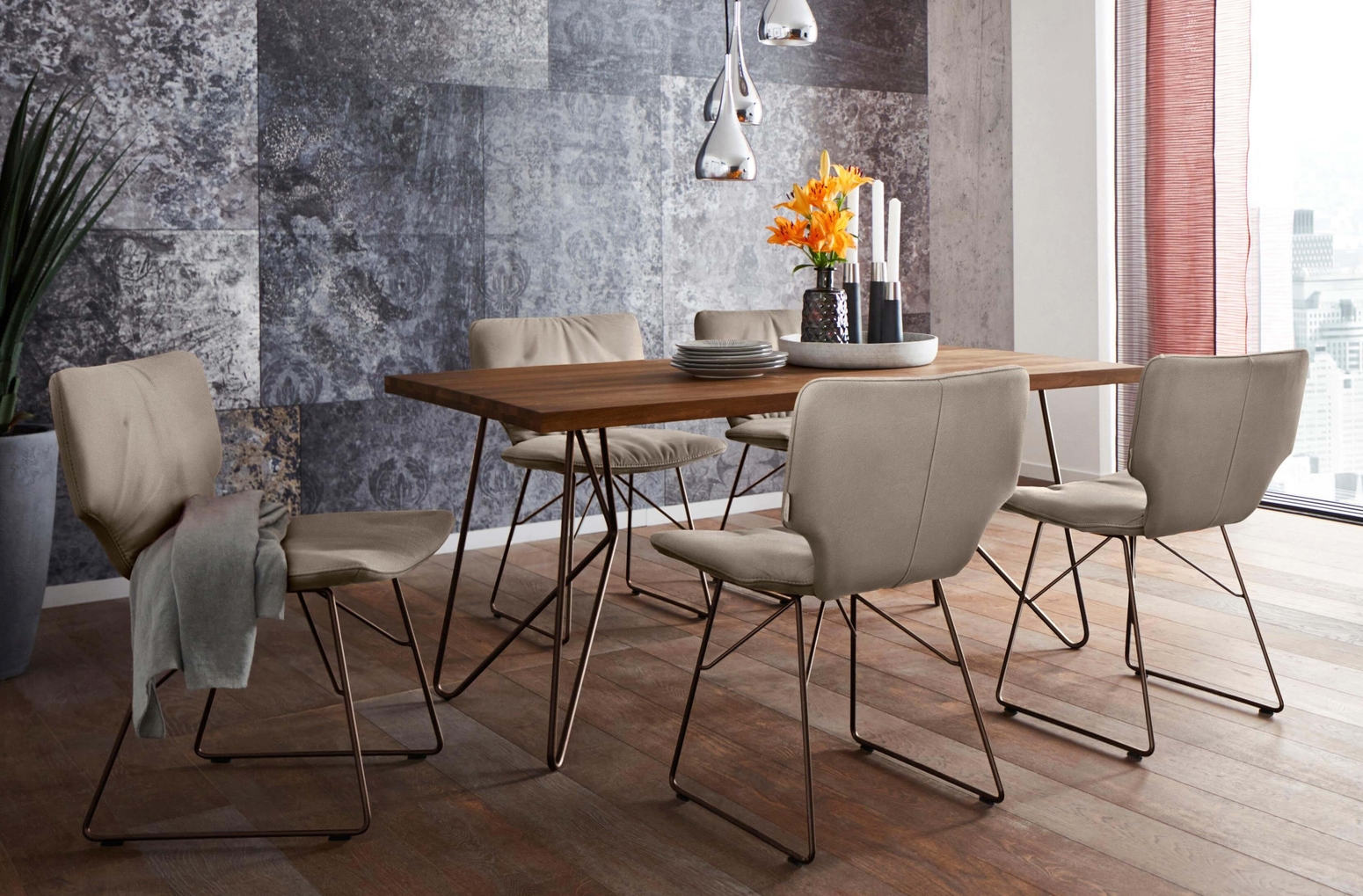 Esszimmerstühle mit Holztisch