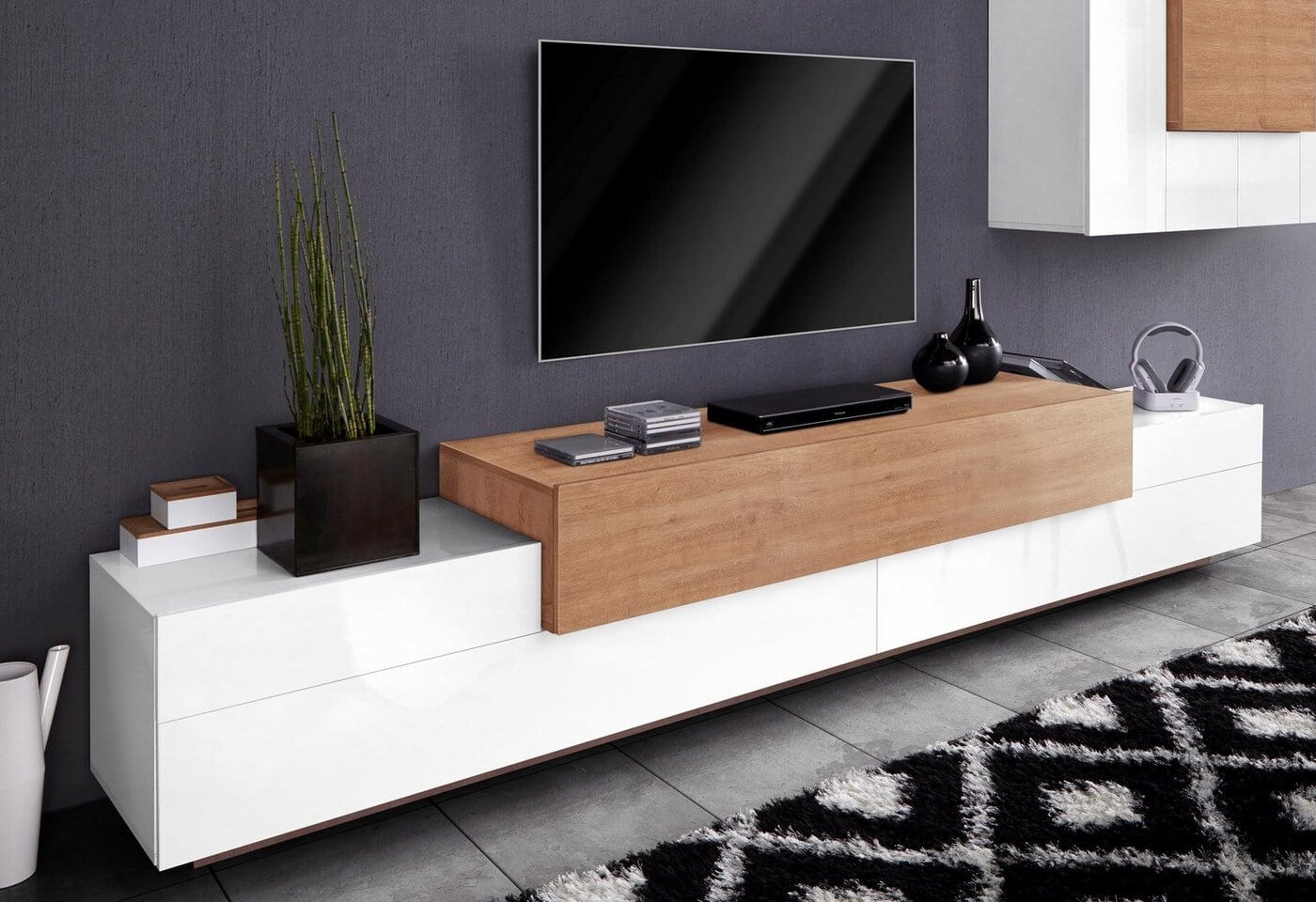 weißes Lowboard mit Holzaufsatz