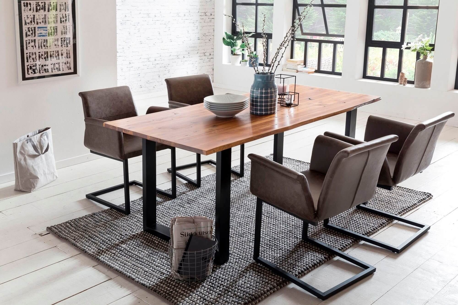 Esstisch aus Holz mit Stühlen